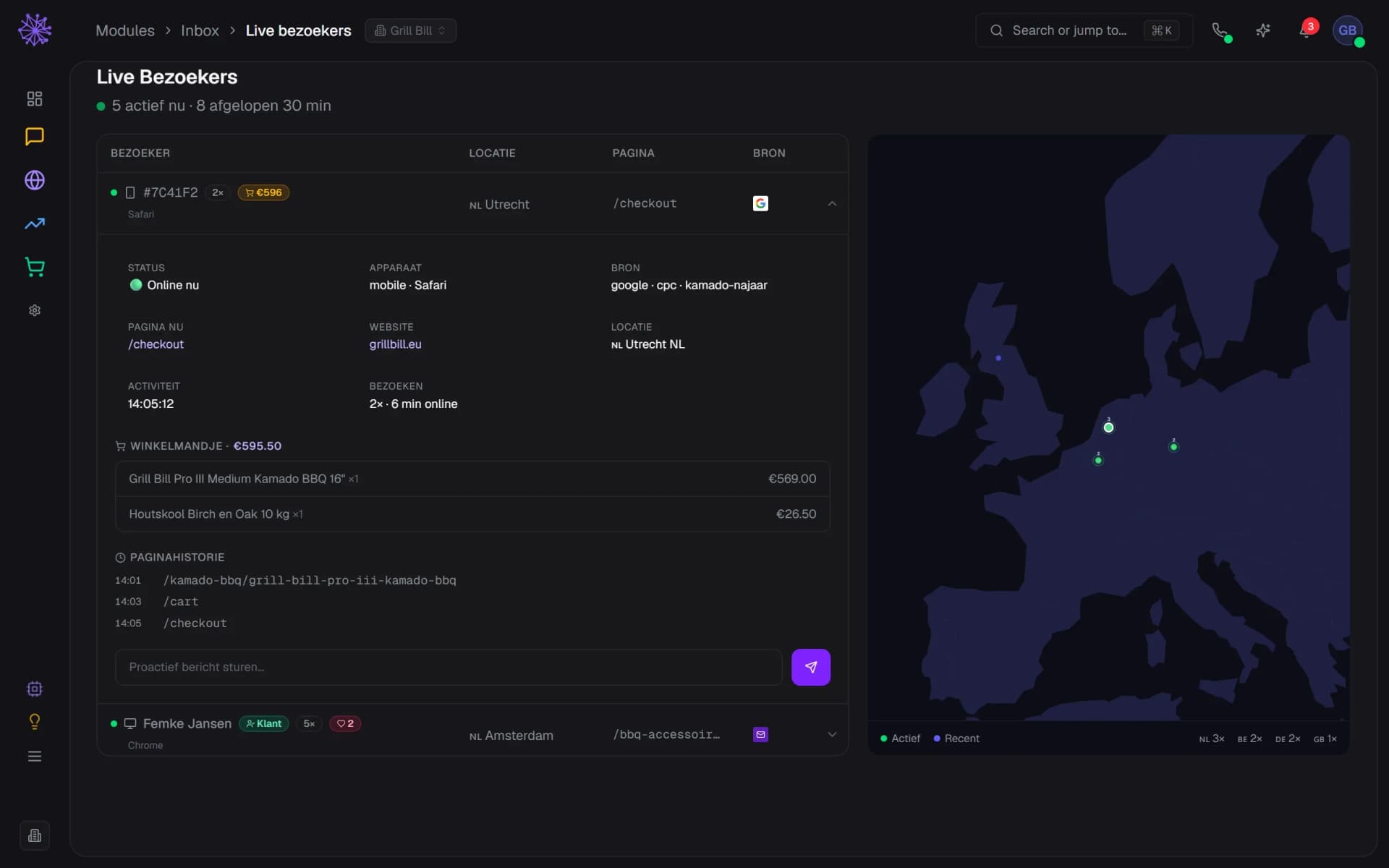 Live bezoekers: een lijst met actieve bezoekers per plaats en pagina, een wereldkaart met bezoekers per land en een geopende bezoeker met winkelwagen.