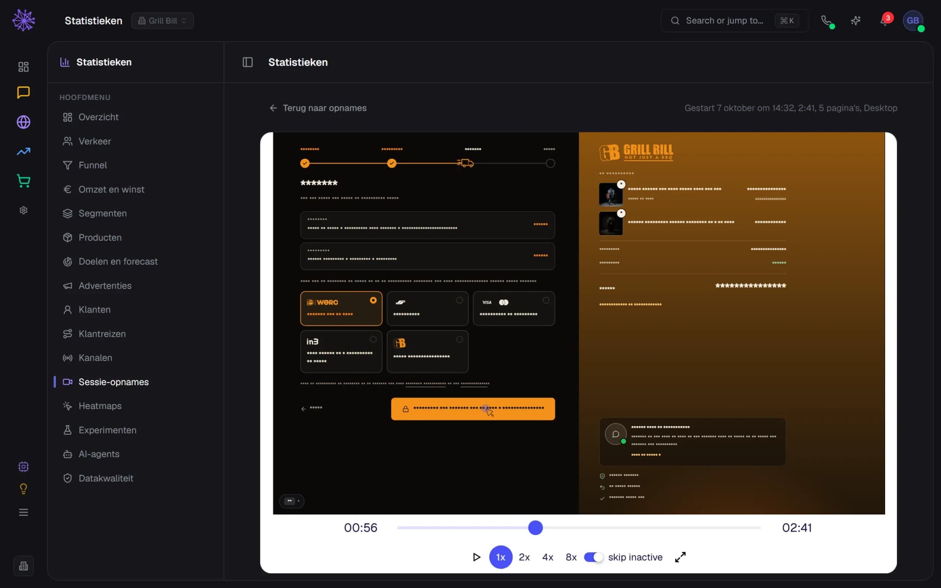 Speler met een opname van de checkout: alle tekst is gemaskeerd met sterretjes, onderaan de bediening met snelheid en stiltes overslaan.